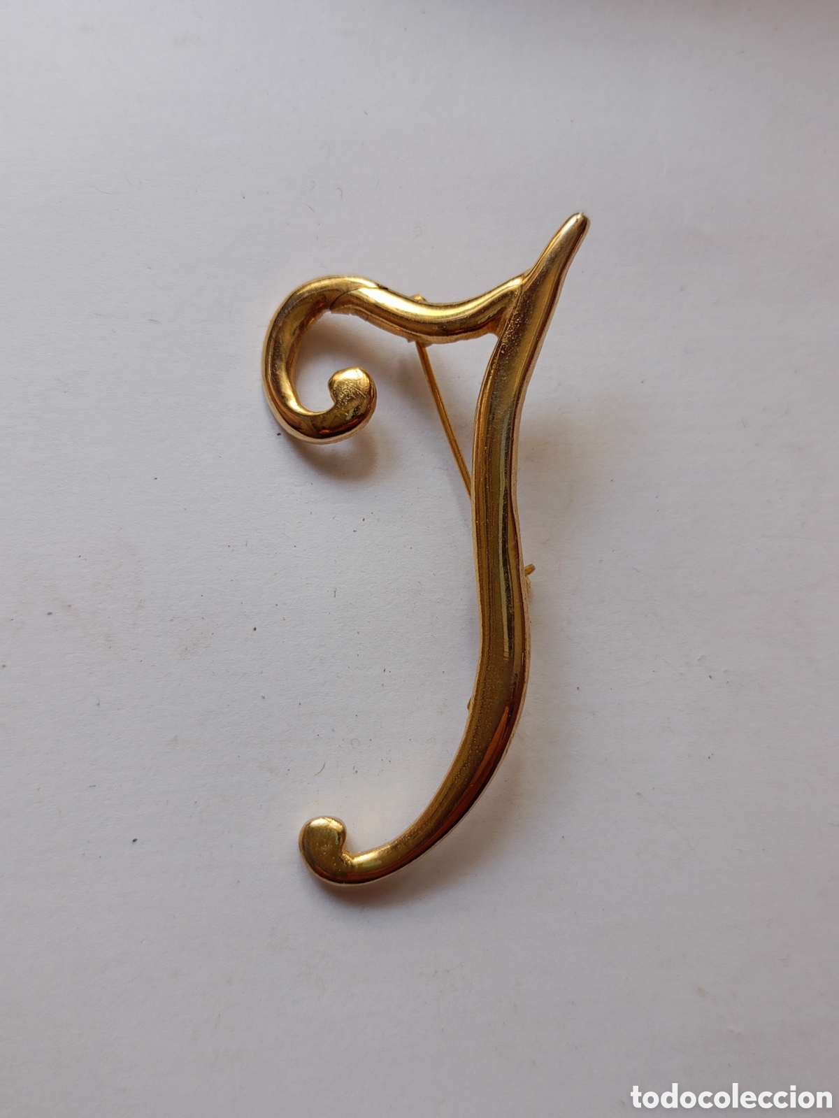 Joyeria: Antiguo broche inicial letra J chapado oro a&ntilde;os 80 vintage