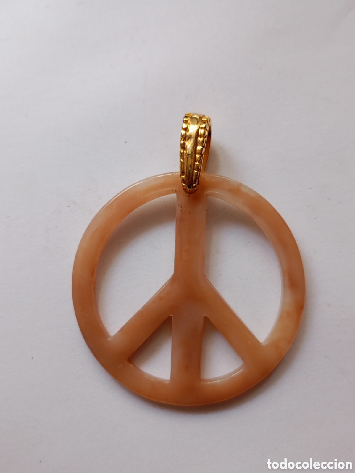 Joyeria: Colgante s&iacute;mbolo de la paz pl&aacute;stico y dorado 6cm