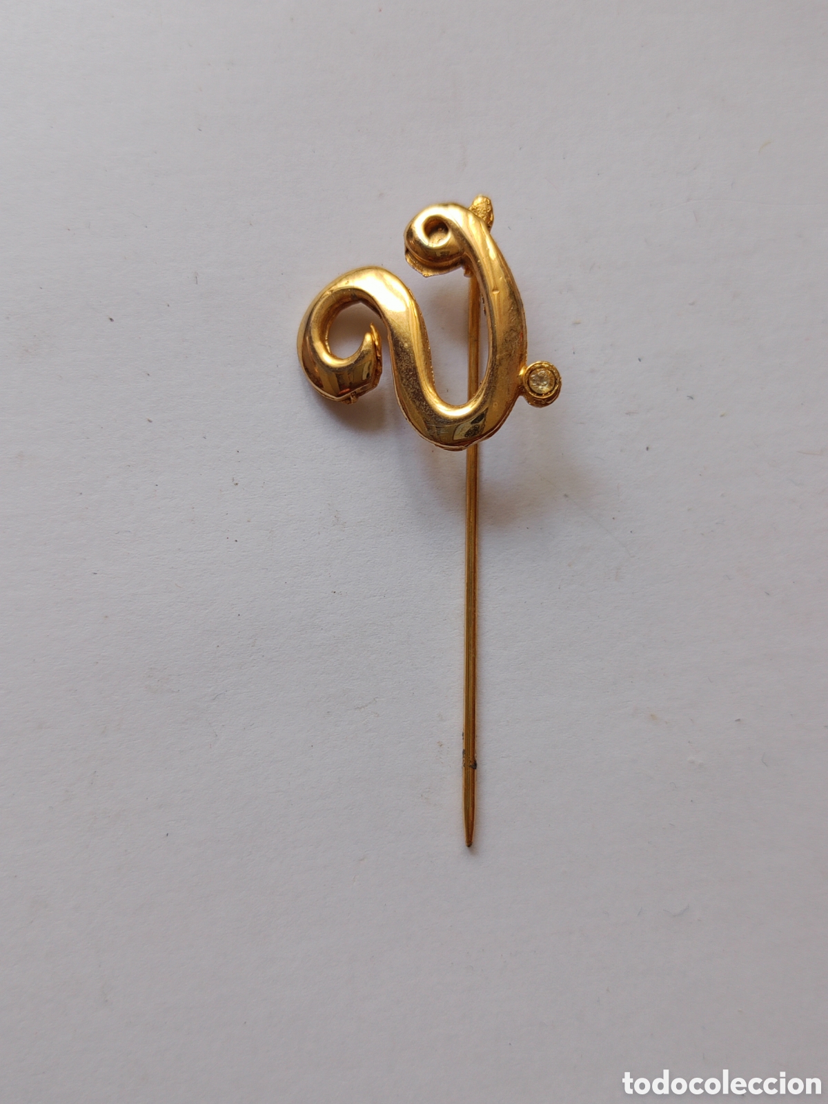 Joyeria: Antigua broche alfiler letra inicial V chapado oro vintage a&ntilde;os 80 sin tap&oacute;n