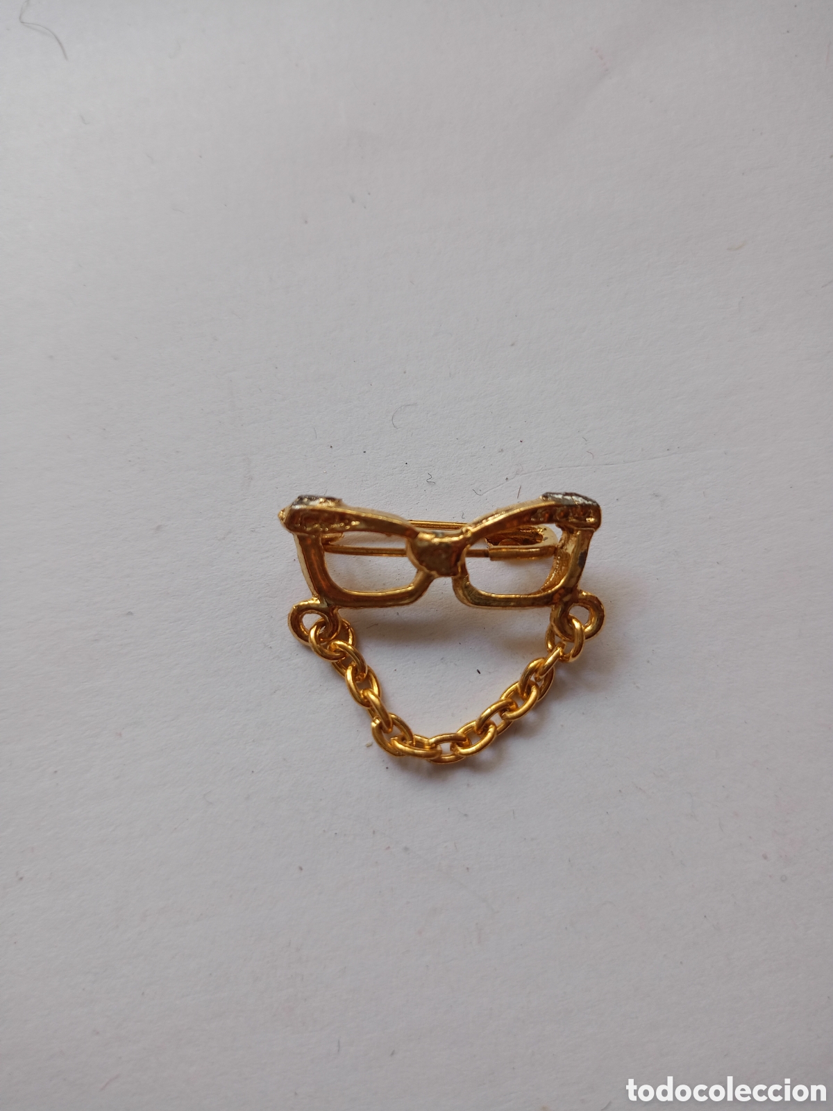 Joyeria: Peque&ntilde;o broche gafas dorado y cadena a&ntilde;os 80
