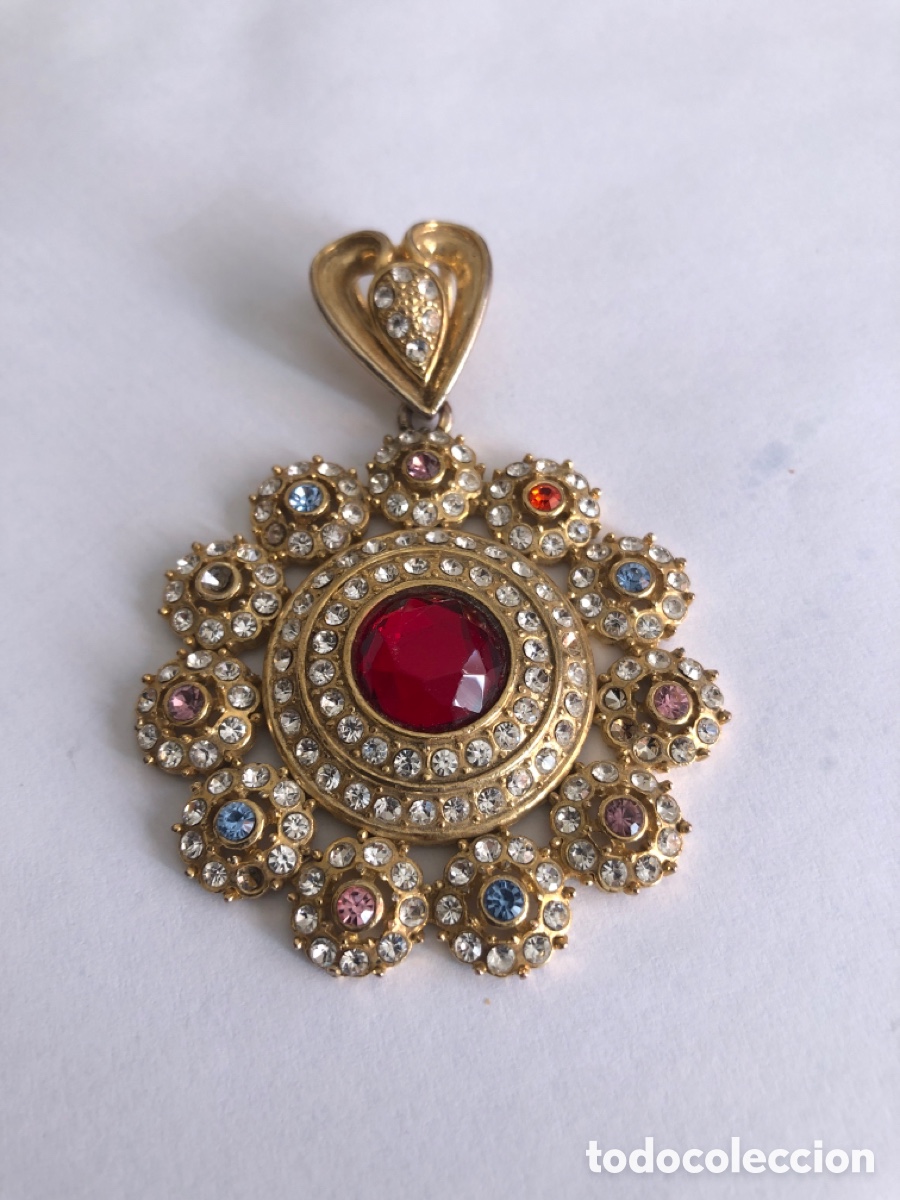 Joyeria: Colgante vintage dorado con piedra roja central y pedrer&iacute;a