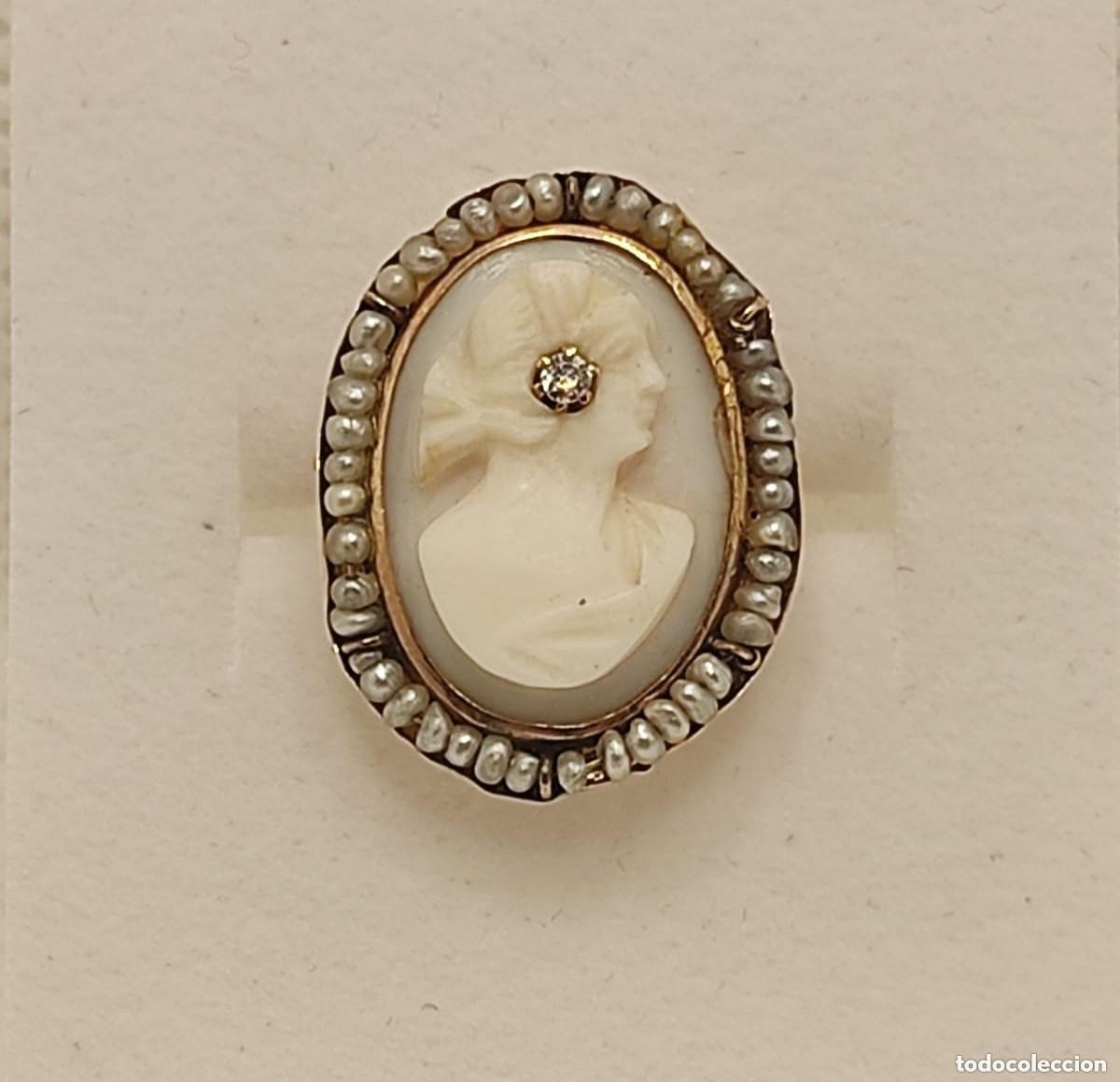 Joyeria: Antigua sortija de oro, camafeo, brillante natural y perlas finas