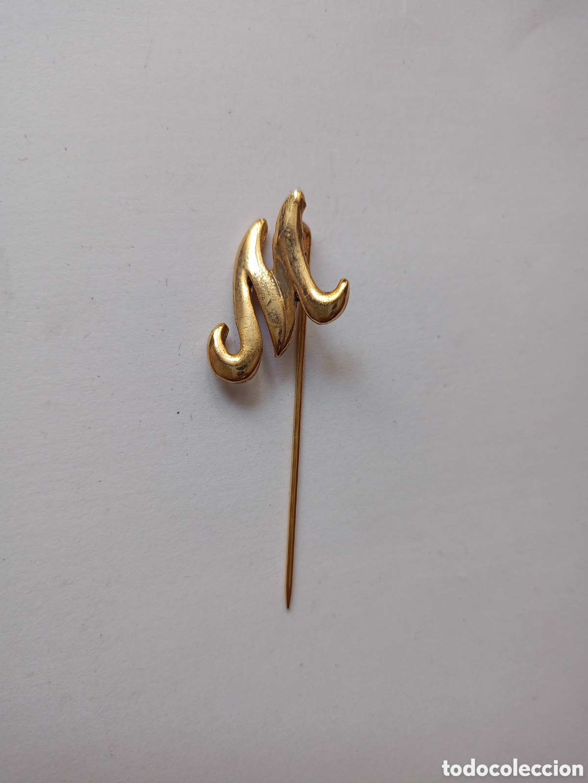 Joyeria: Antigua broche alfiler letra inicial M chapado oro vintage a&ntilde;os 80 sin tap&oacute;n