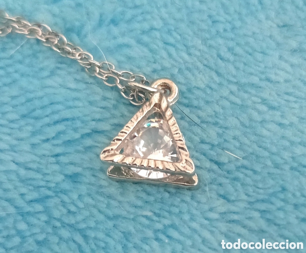 Joyeria: Original colgante pir&aacute;mide, tri&aacute;ngulo (en relieve) plateado con incrustaciones brillantes 1cm L. Muy