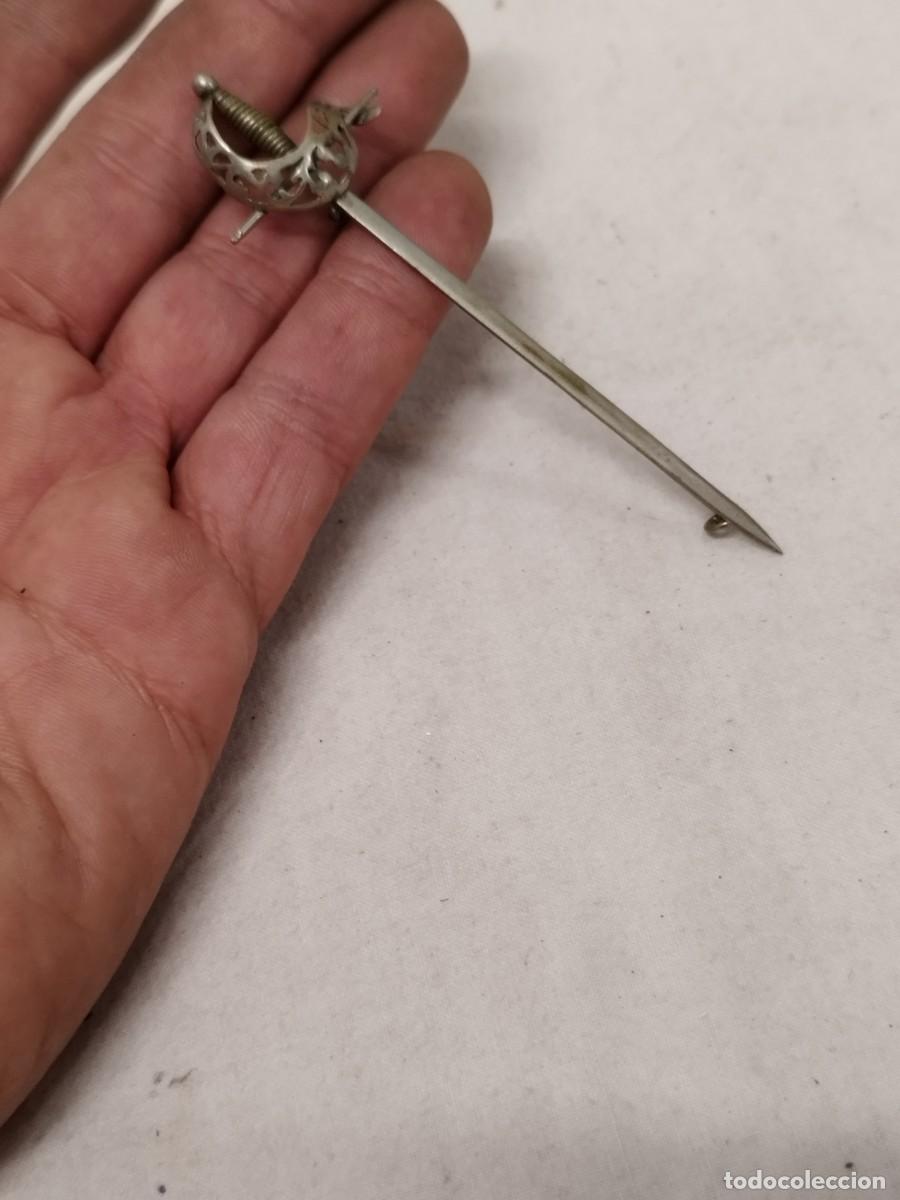 Joyeria: Antiguo broche de una espada con el alfiler a restaurar.