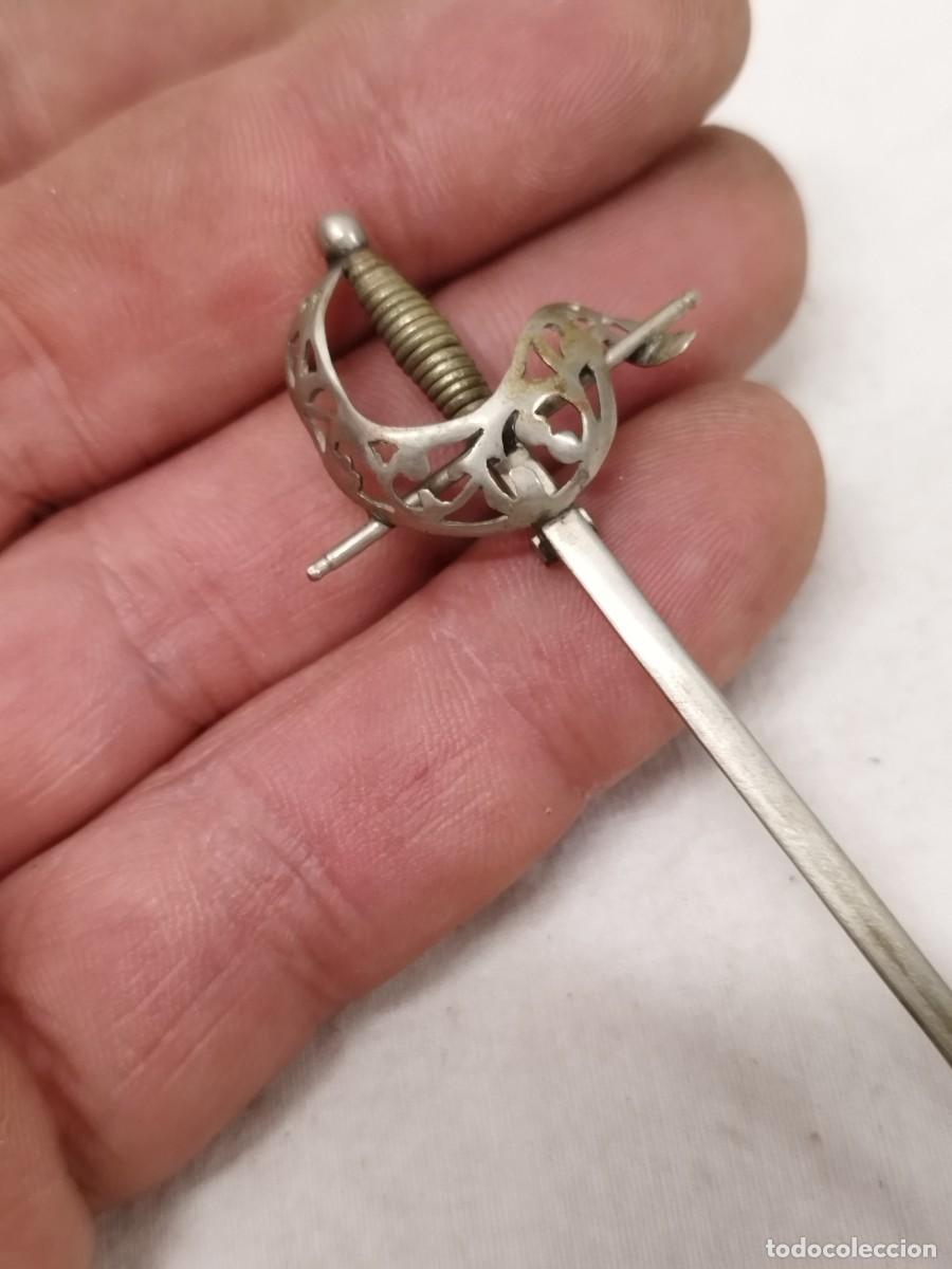 Joyeria: Antiguo broche de una espada con el alfiler a restaurar. - Foto 3