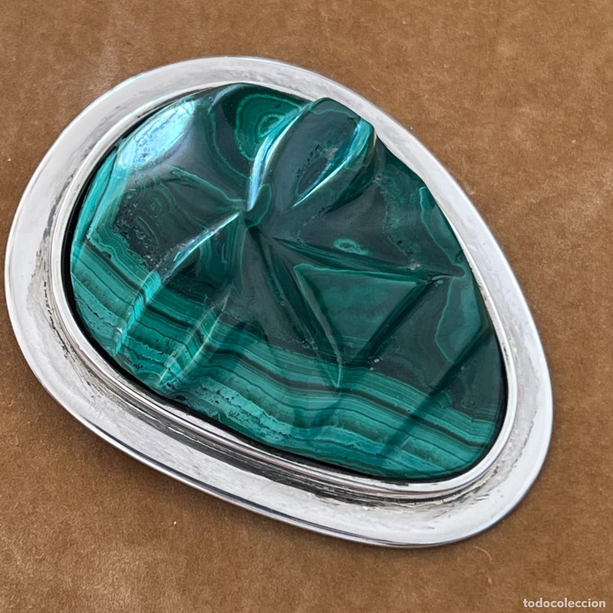 Joyeria: Aureli Bisbe. Gran broche de malaquita y plata maciza constrastada y sello platero. h.1970