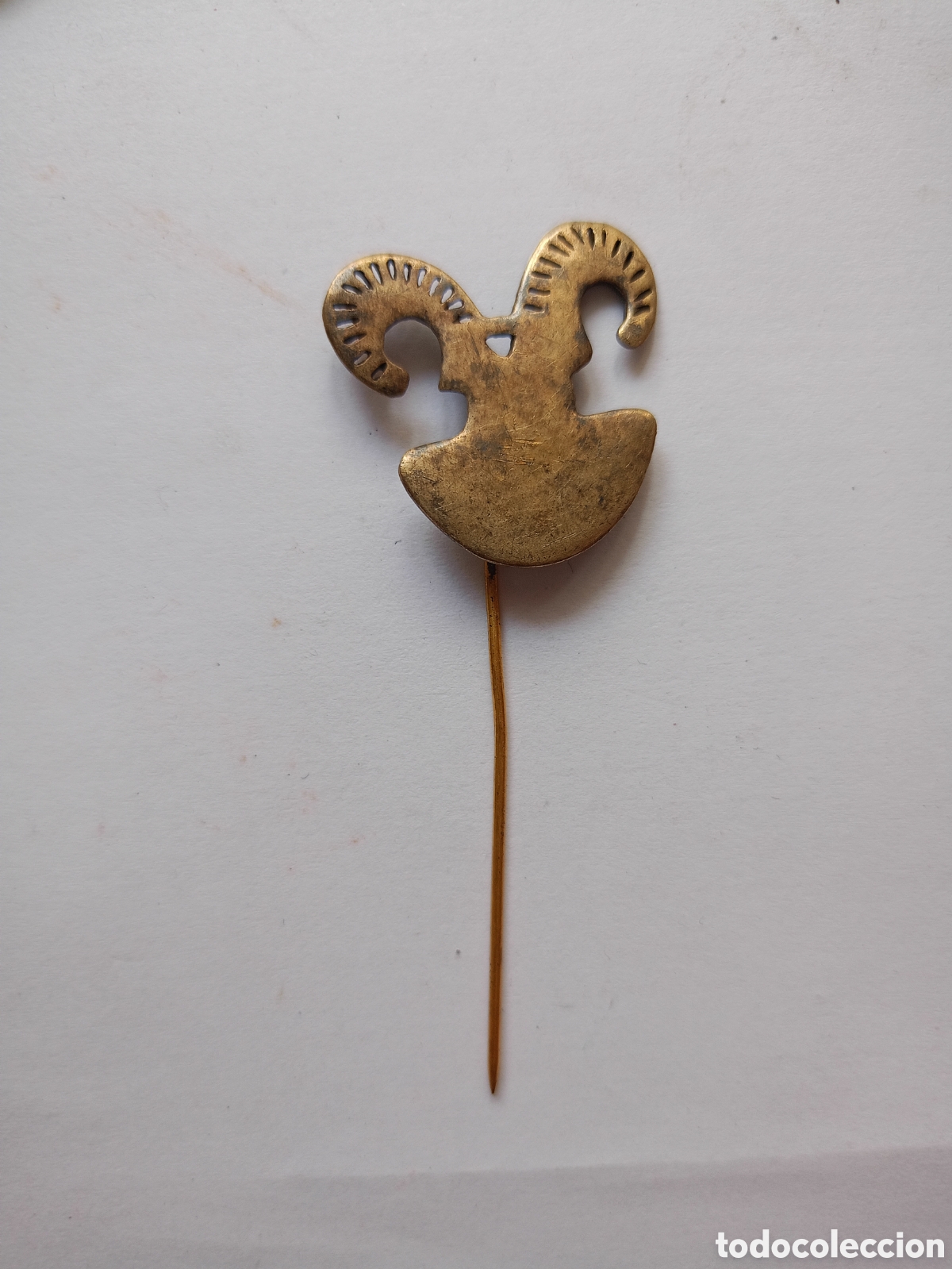 Joyeria: Antiguo alfiler broche metal carnero o cabra sin tap&oacute;n