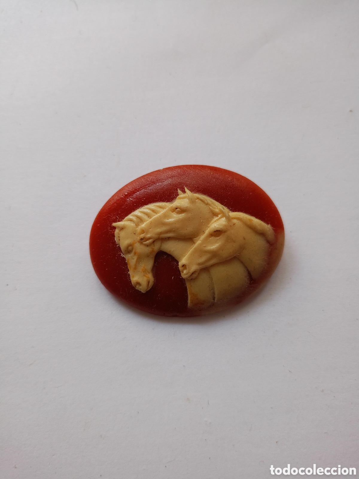 Joyeria: Broche camafeo caballos pasta color hueso y coral a&ntilde;os 70
