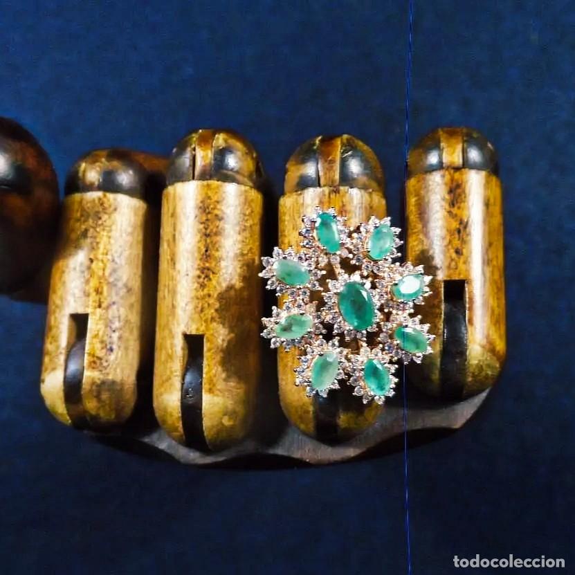 Joyeria: ANILLO DE PLATA CHAPADA EN ORO CON MULTIPLES ORLAS DE ESMERALDAS Y CIRCONITAS. PLATA DE LEY
