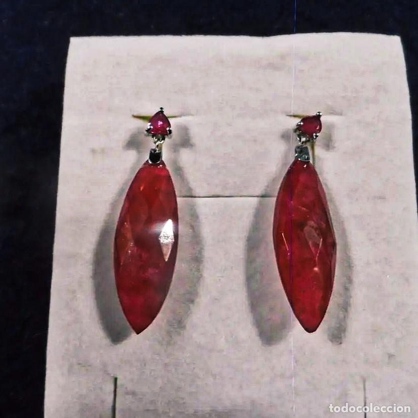 Joyeria: PENDIENTES COLGANTES DE ORO BLANCO CON LAGRIMAS DE RUBIS FACETADOS. 18 KTES