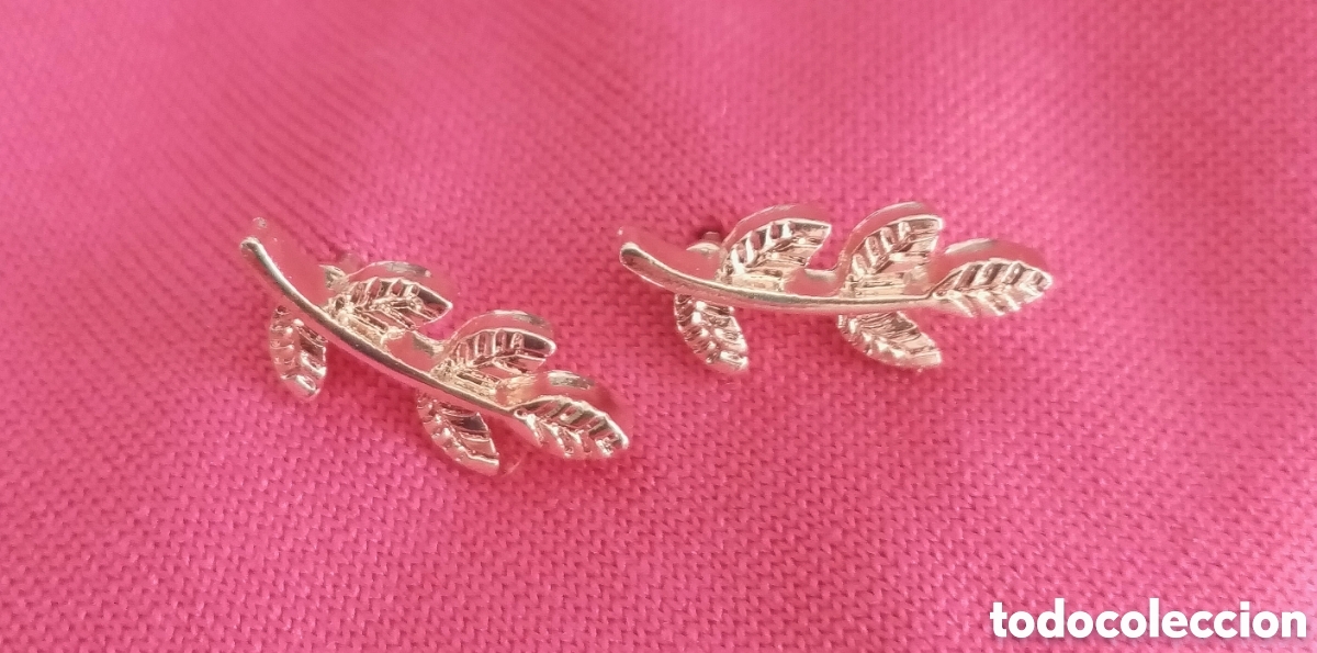 Joyeria: Originales pendientes de bot&oacute;n peque&ntilde;a rama de hojas color oro rosa. 1,5cm L. Muy bonitos