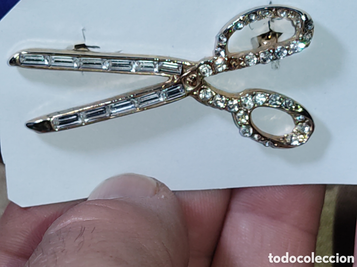 Joyeria: Broche tijeras con cristales de destellos.