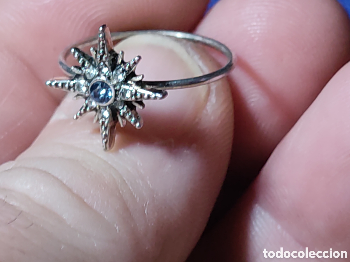 Joyeria: Fino anillo estrella del norte con circonita o cristal.