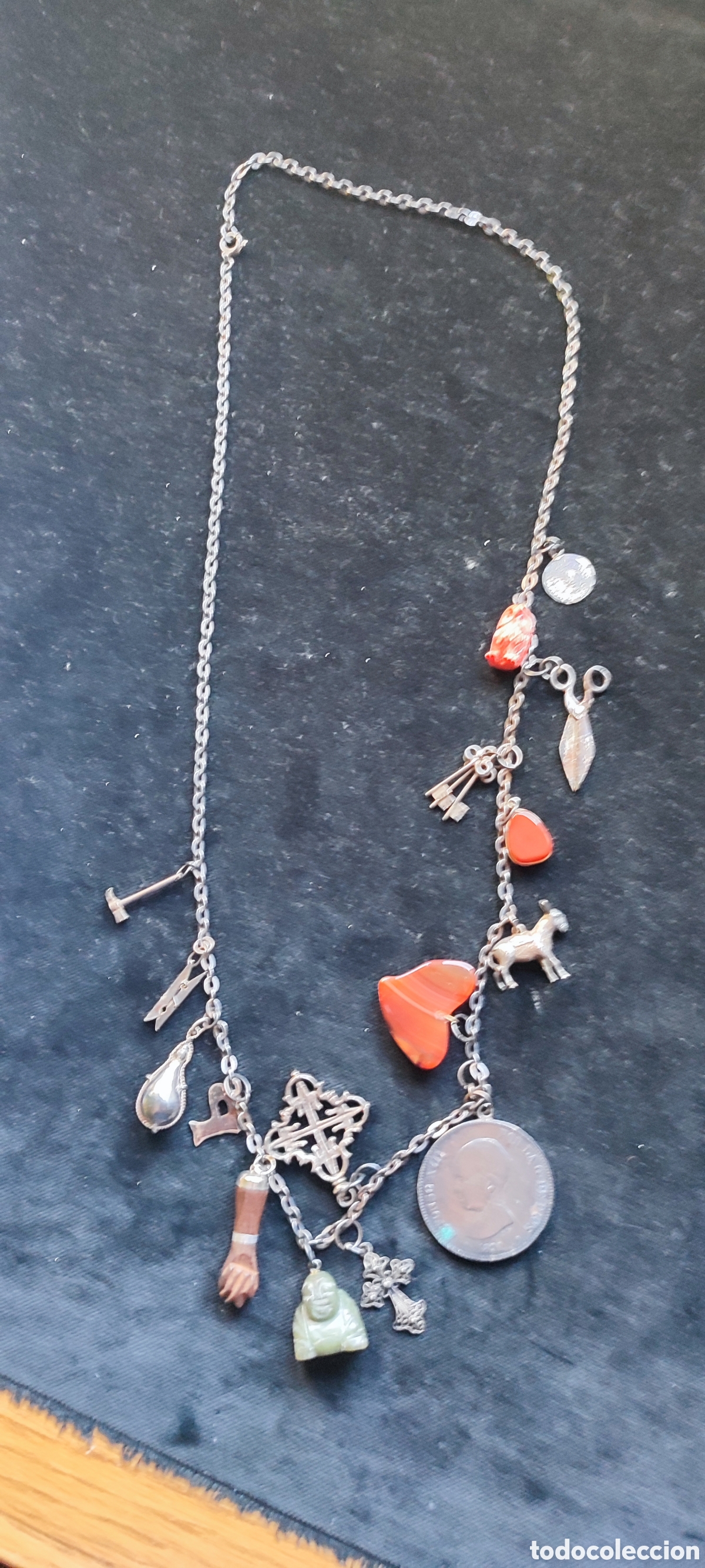 Joyeria: Antiguo collar de plata de dijes o amuletos de plata, jade, &aacute;mbar y coral