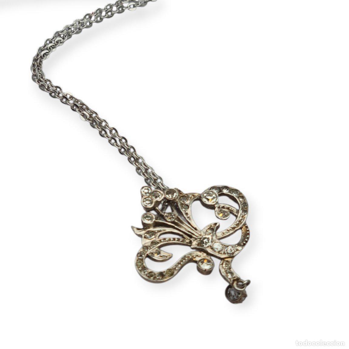 Joyeria: Colgante floral de plata con circonitas de inspiraci&oacute;n victoriana, 60s-70s