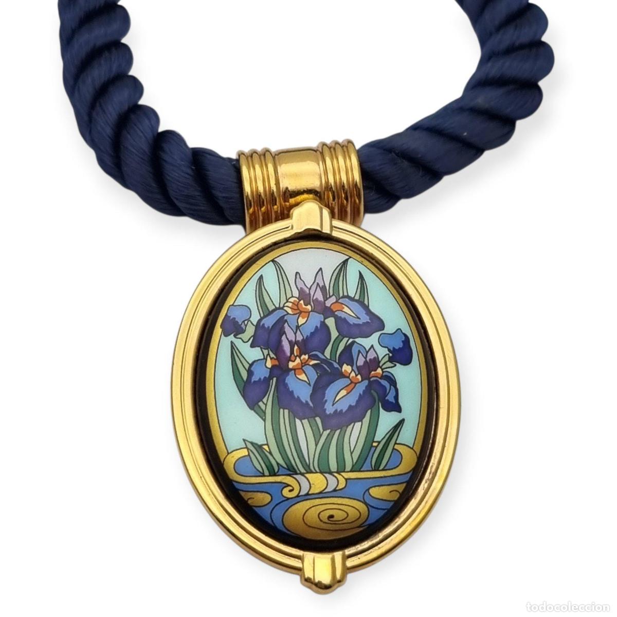 Joyeria: Collar con colgante de iris de Michaela Frey Wien esmaltado con cord&oacute;n azul, circa 1980