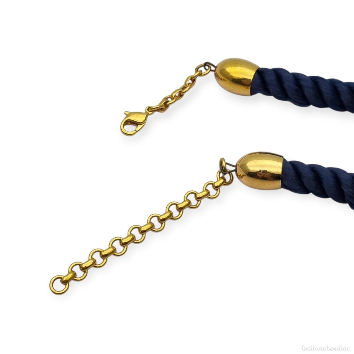 Joyeria: Collar con colgante de iris de Michaela Frey Wien esmaltado con cord&oacute;n azul, circa 1980