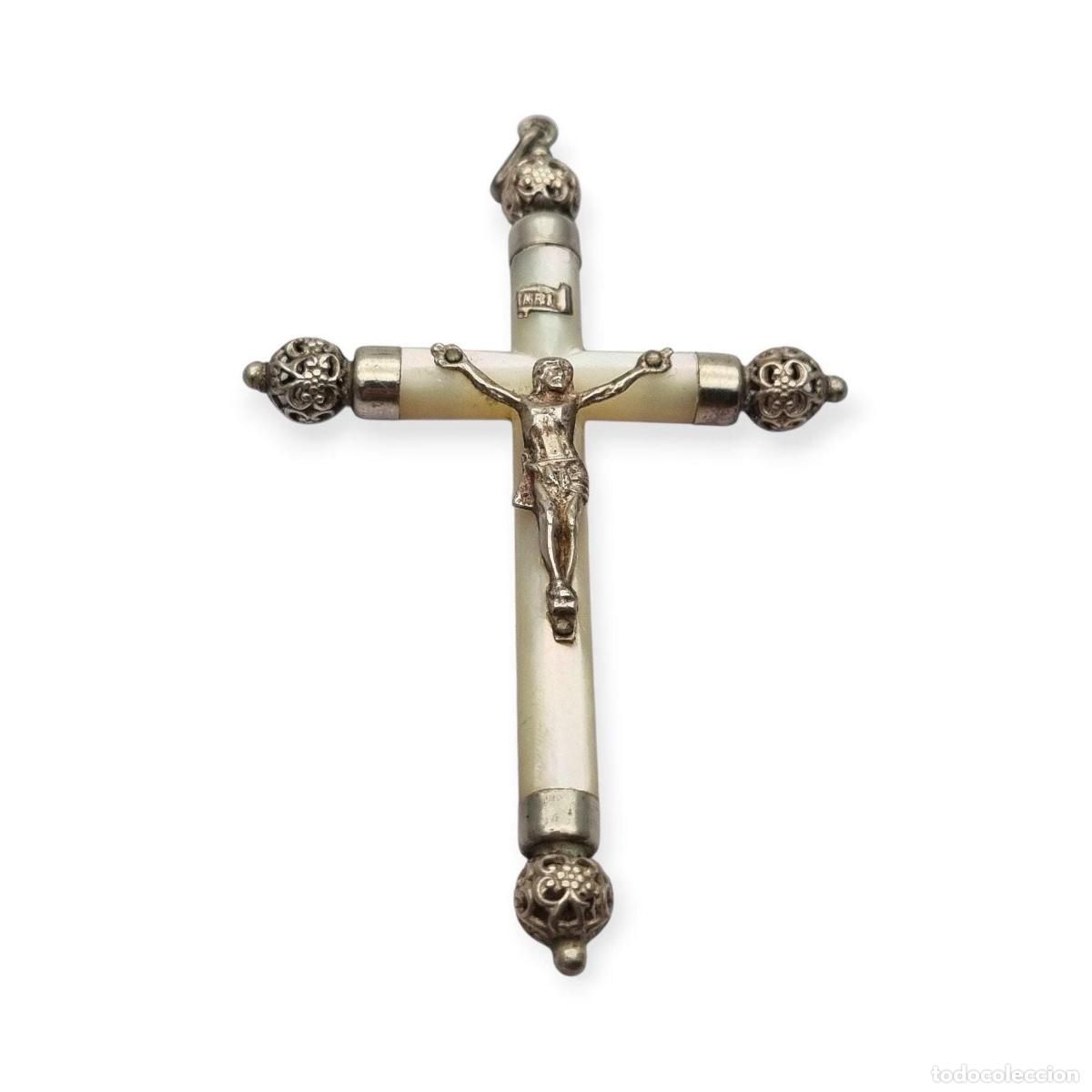 Joyeria: Cruz colgante religiosa de n&aacute;car y plata con Cristo, Europa circa 1930-40