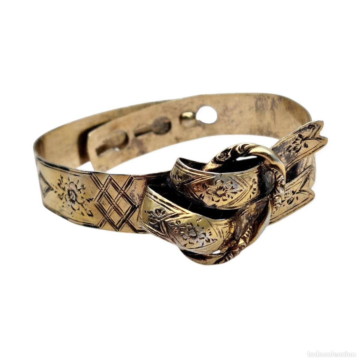 Joyeria: Brazalete victoriano europeo en plata dorada grabado floral con lazo central, finales siglo XIX