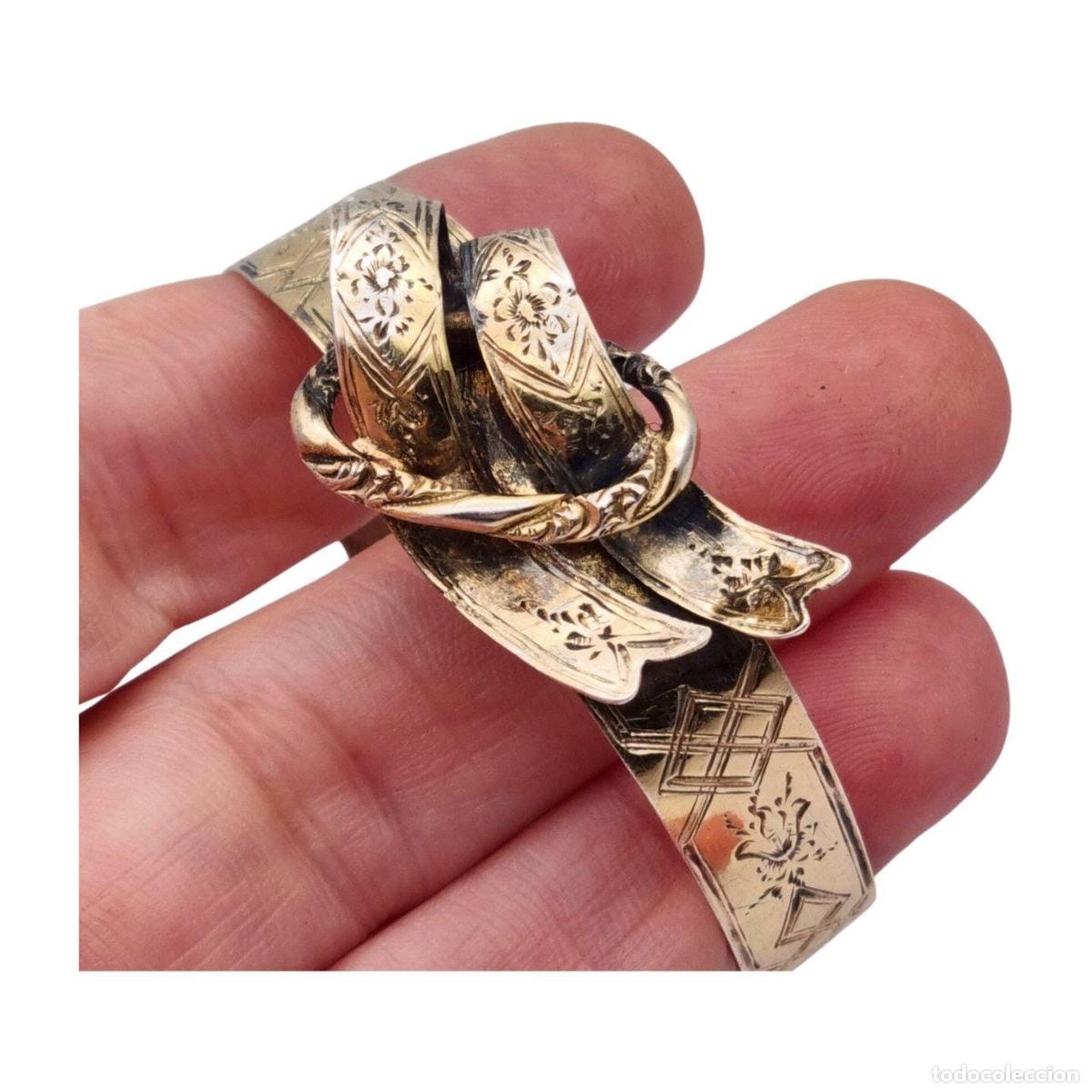 Joyeria: Brazalete victoriano europeo en plata dorada grabado floral con lazo central, finales siglo XIX
