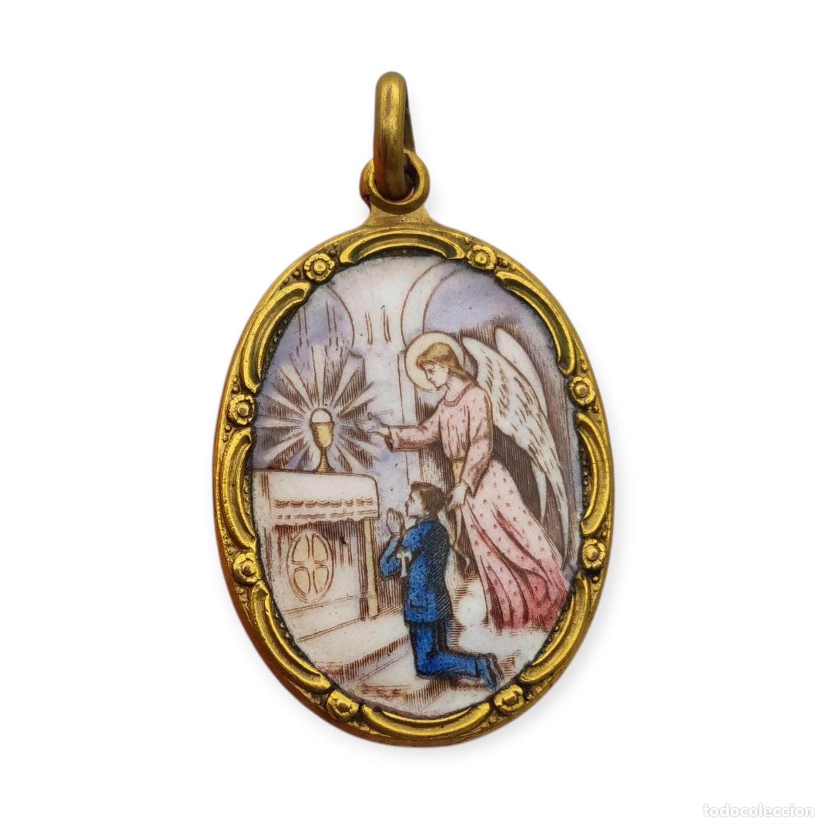 Joyeria: Medalla religiosa Art Nouveau en metal y esmalte, circa 1910-20, &aacute;ngel y ni&ntilde;o en adoraci&oacute;n