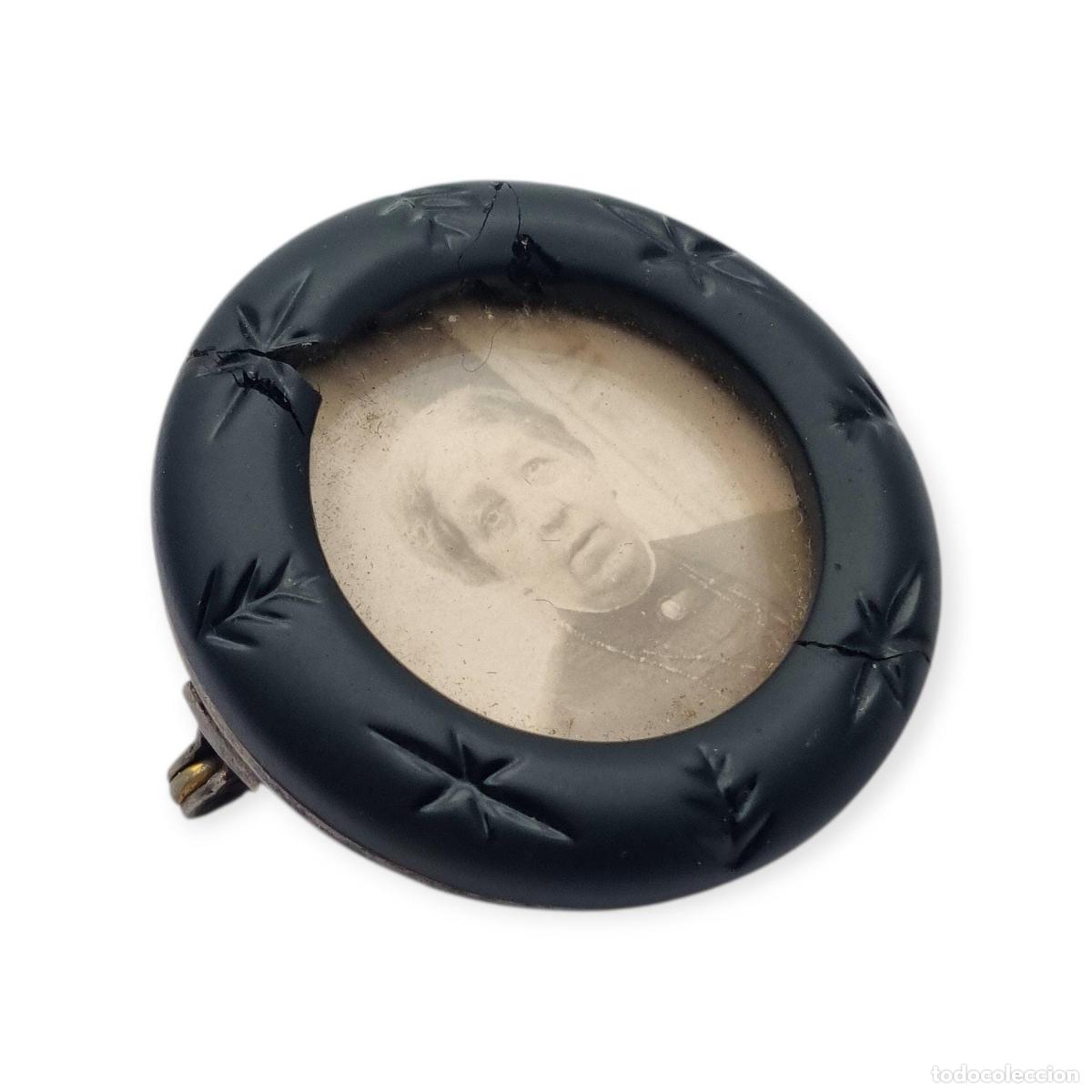 Joyeria: Guardapelo broche victoriano franc&eacute;s c.1900 en plata y vulcanita, &ldquo;Brevet&eacute; SGDG&rdquo;