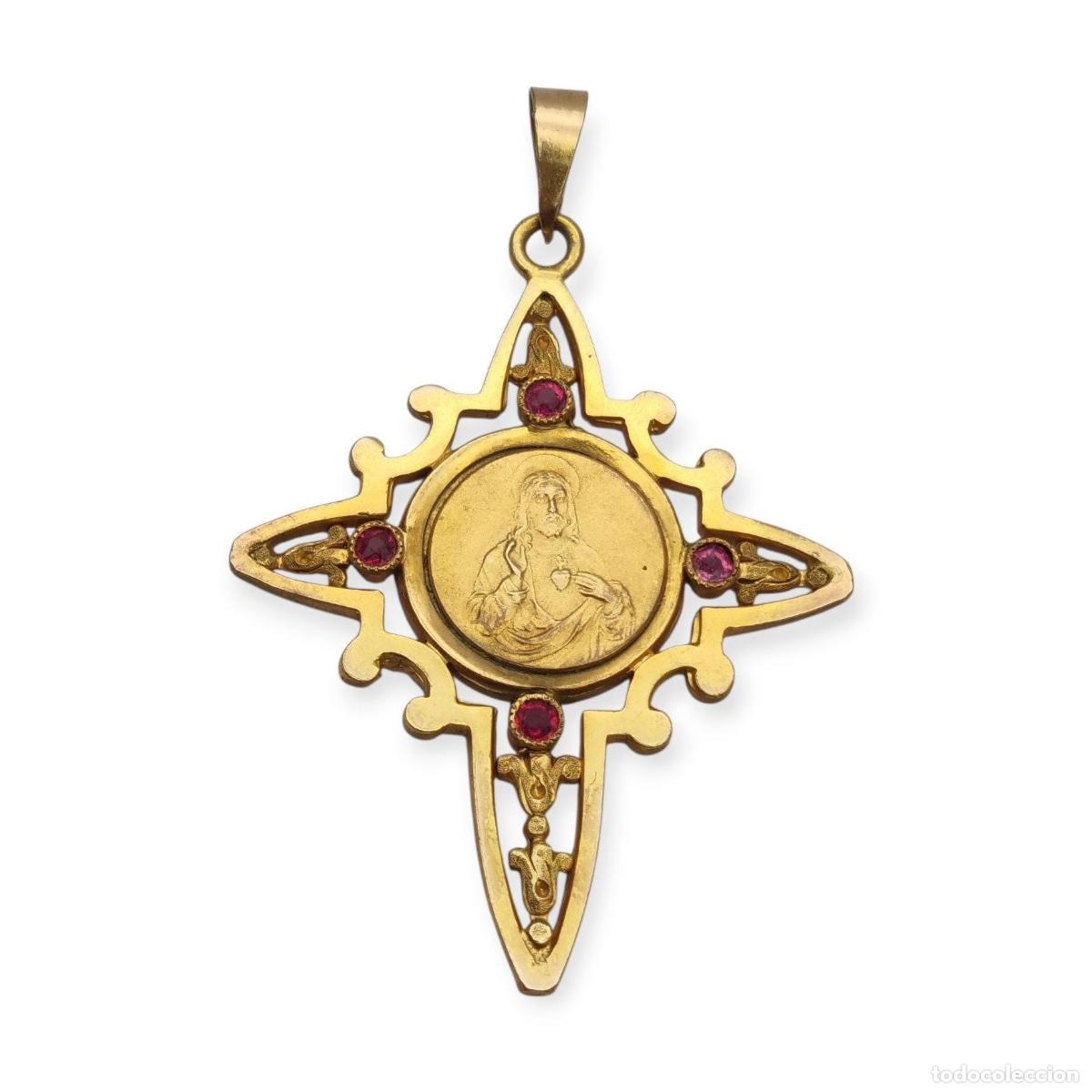 Joyeria: Colgante religioso de cruz Belle &Eacute;poque con medall&oacute;n de metal dorado, 1910-20