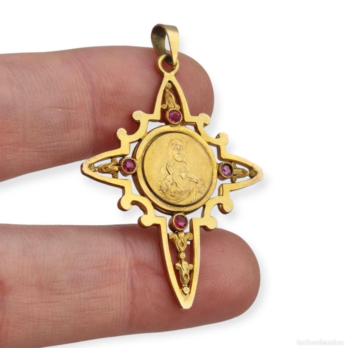 Joyeria: Colgante religioso de cruz Belle &Eacute;poque con medall&oacute;n de metal dorado, 1910-20