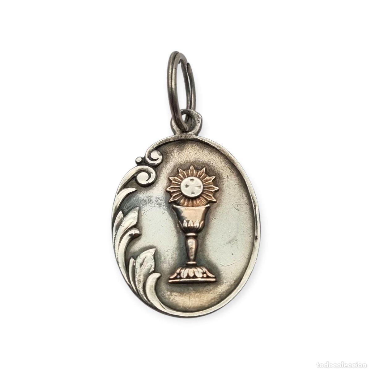 Joyeria: Colgante medalla de plata con c&aacute;liz y hostia, dise&ntilde;o modernista europeo circa 1905