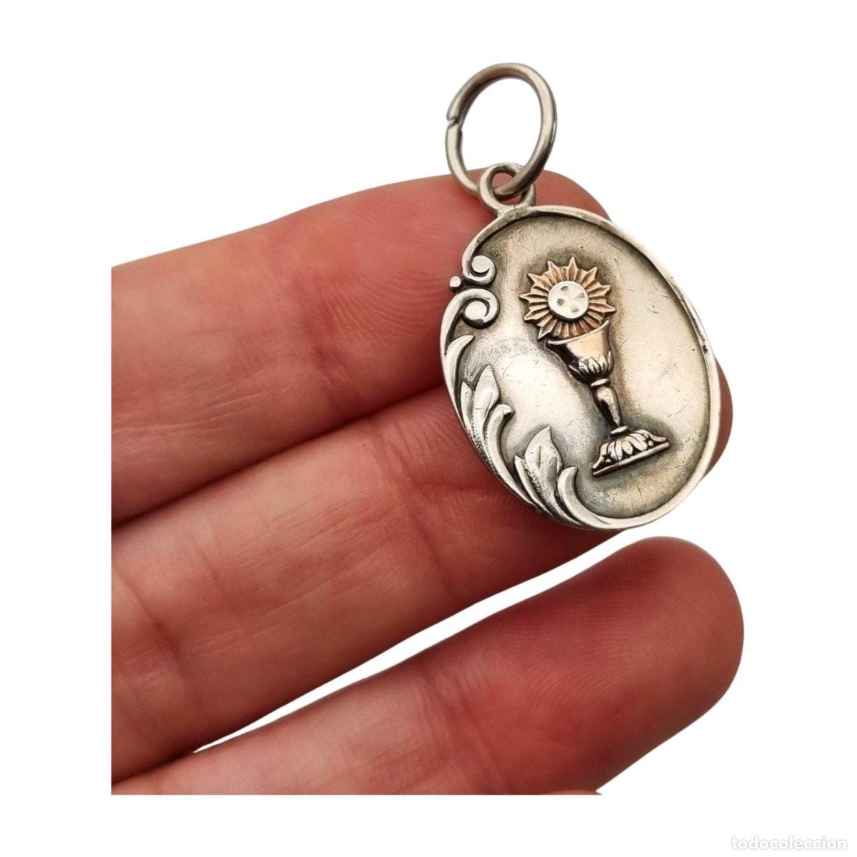 Joyeria: Colgante medalla de plata con c&aacute;liz y hostia, dise&ntilde;o modernista europeo circa 1905