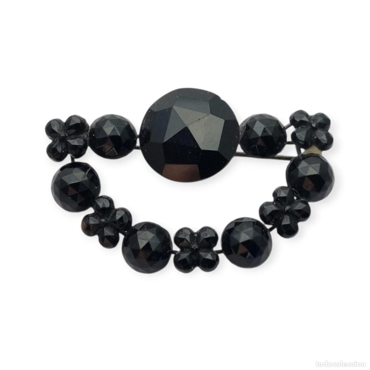 Joyeria: Broche victoriano en forma de media luna, joyer&iacute;a de luto en cristal negro, Francia 1890-1910