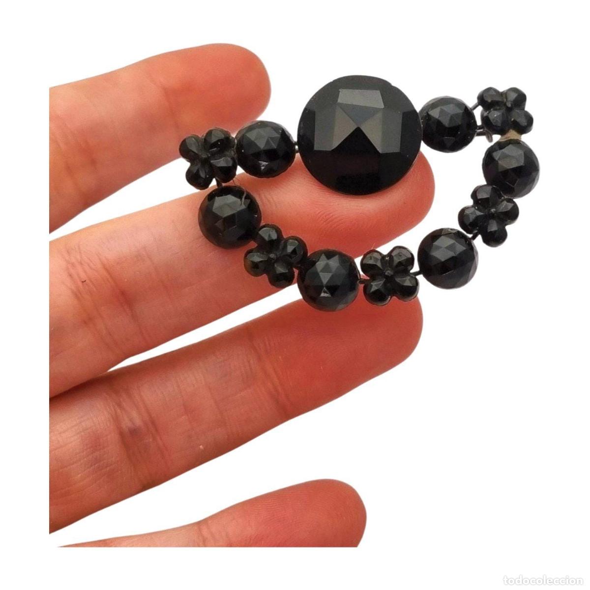 Joyeria: Broche victoriano en forma de media luna, joyer&iacute;a de luto en cristal negro, Francia 1890-1910