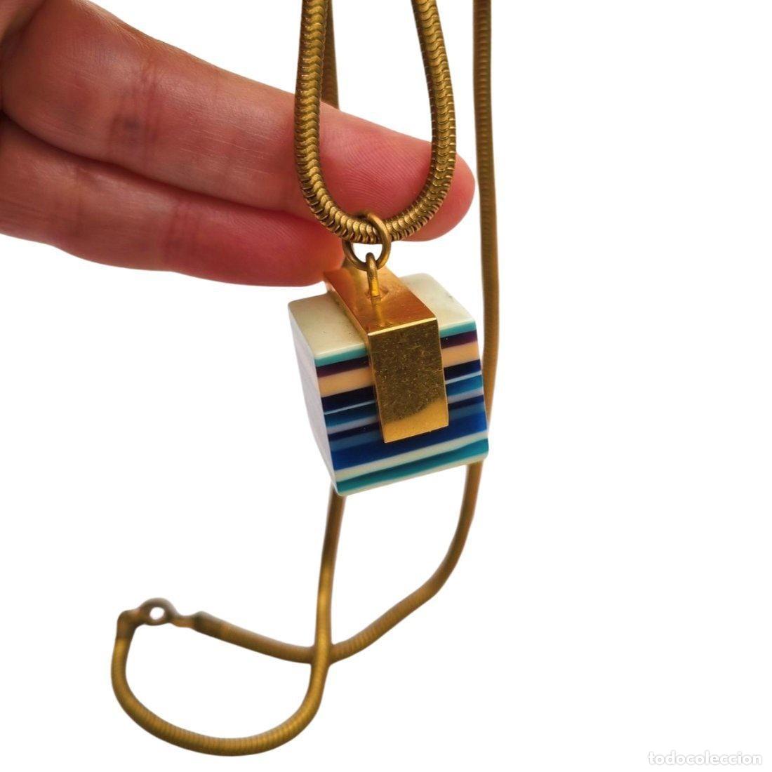 Joyeria: Colgante pop art vintage resina rayas azul multicolor con metal dorado circa 1980s