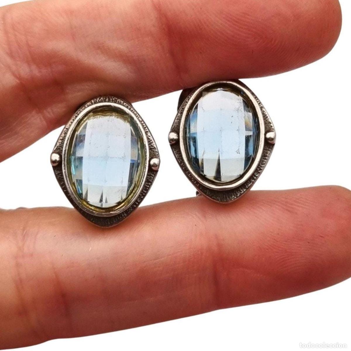 Joyeria: Pendientes ovalados de plata con piedra azul facetada, circa 1980-90