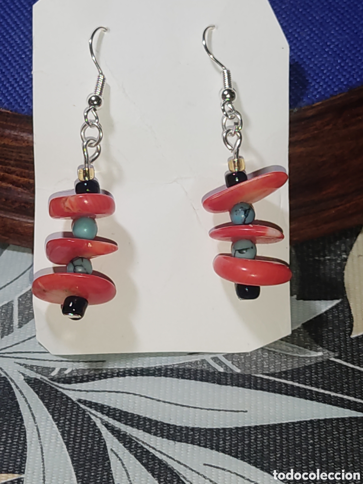 Joyeria: Pendientes de coral y bolitas de turquesa y cristal negro.