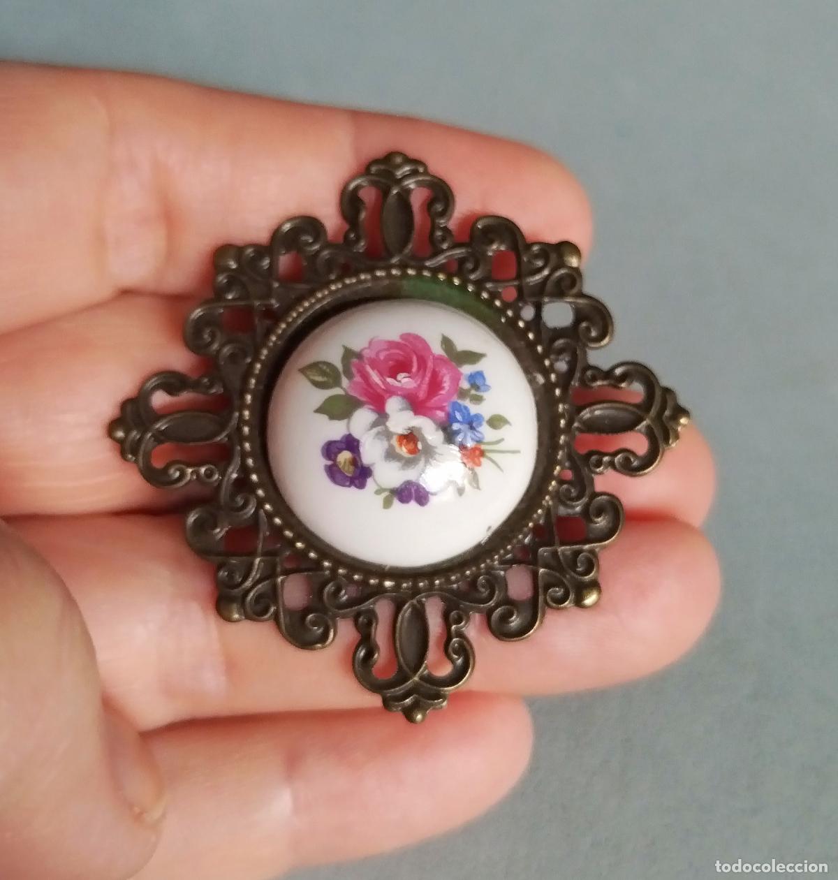Joyeria: Broche de porcelana.