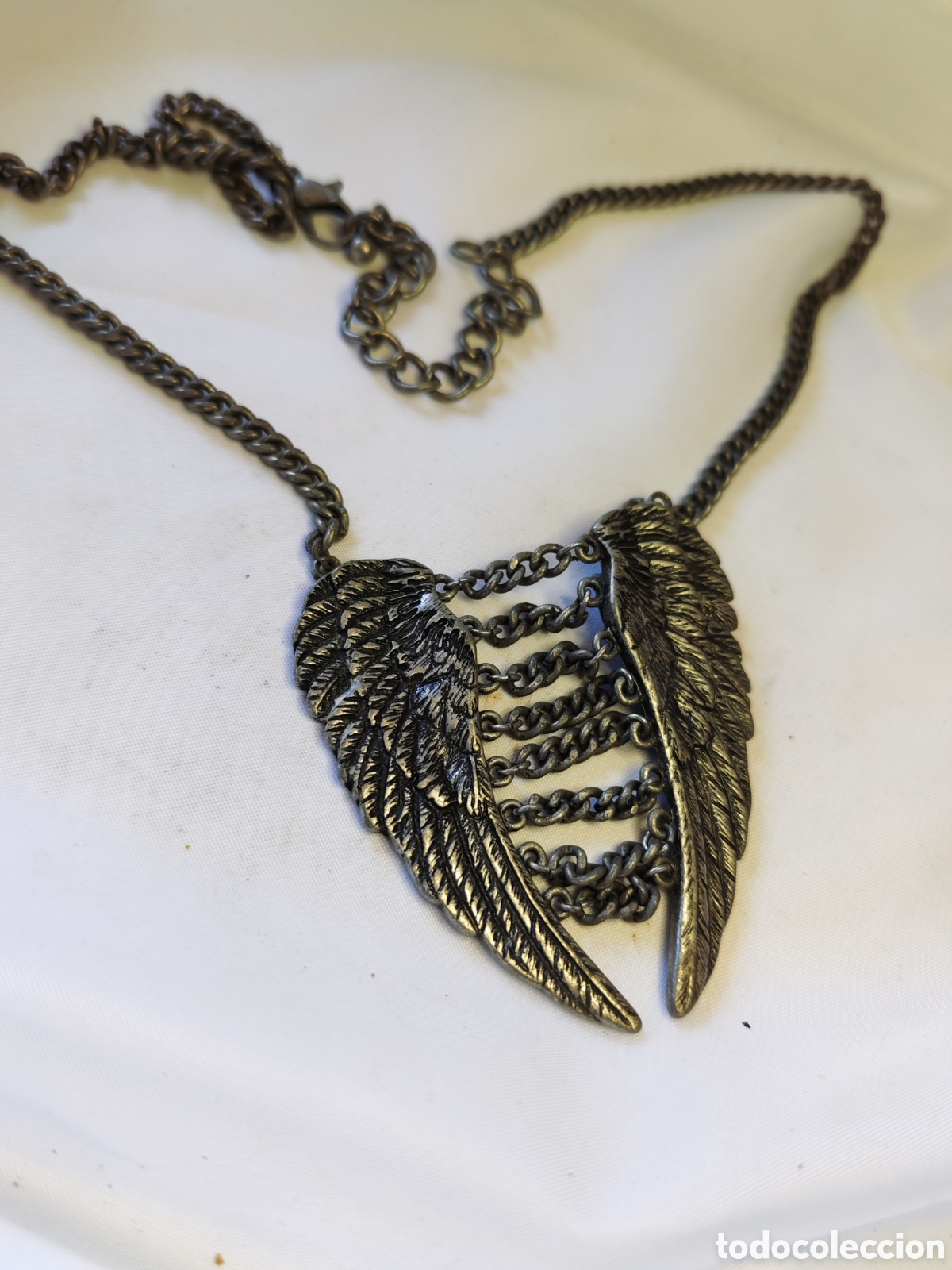 Joyeria: Collar con colgante de alas de angel. Estilo gotico/vintage/biker