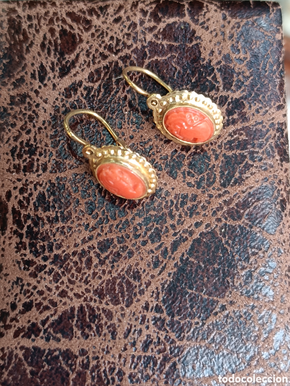 Joyeria: ANTIGUOS PENDIENTES ELABORADOS EN ORO 18K, CAMAFEO CORAL NATURAL