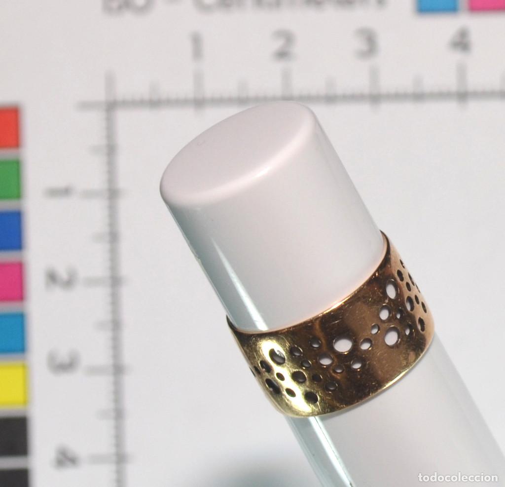 Joyeria: Ins&oacute;lito anilla de oro &rdquo;Camino de hormigas&rdquo; de Liisa Vitali