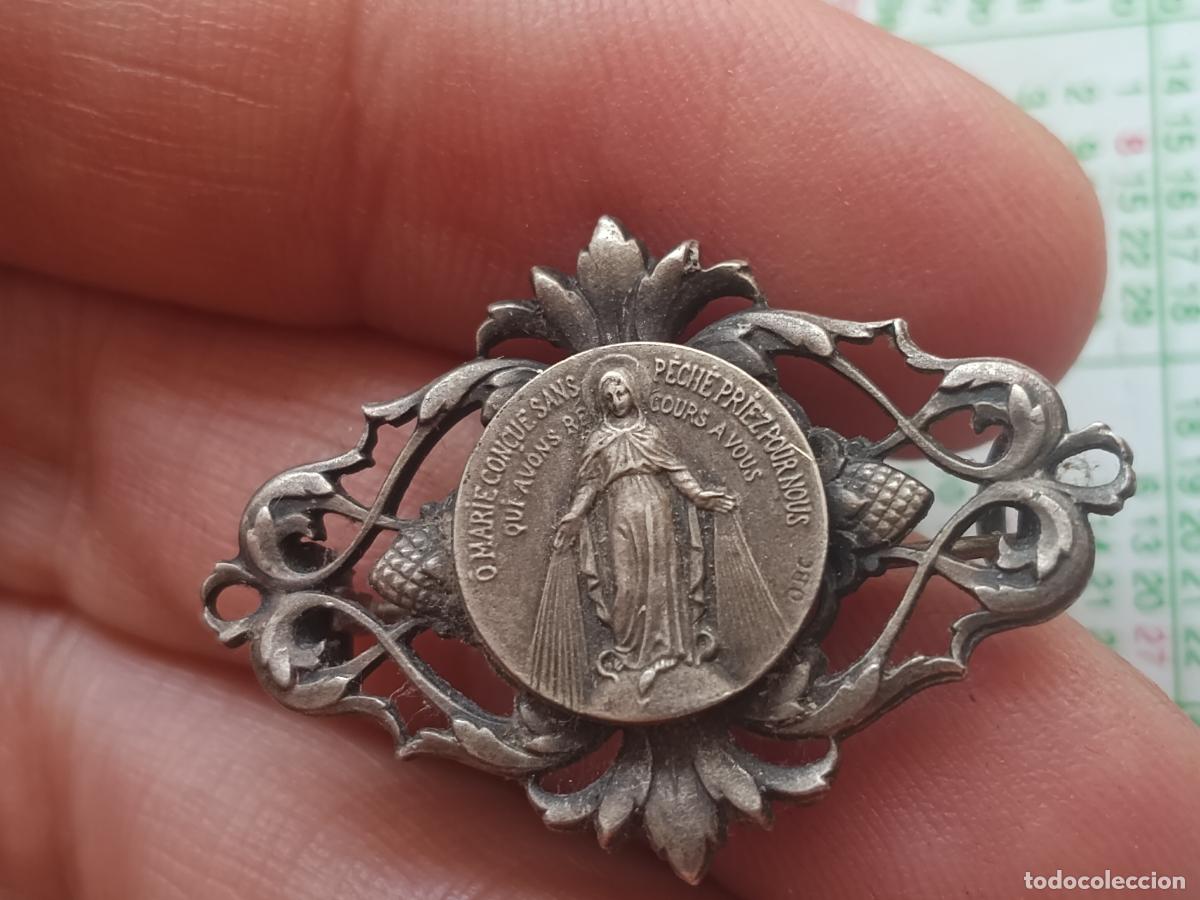 Joyeria: Broche religioso antiguo plateado