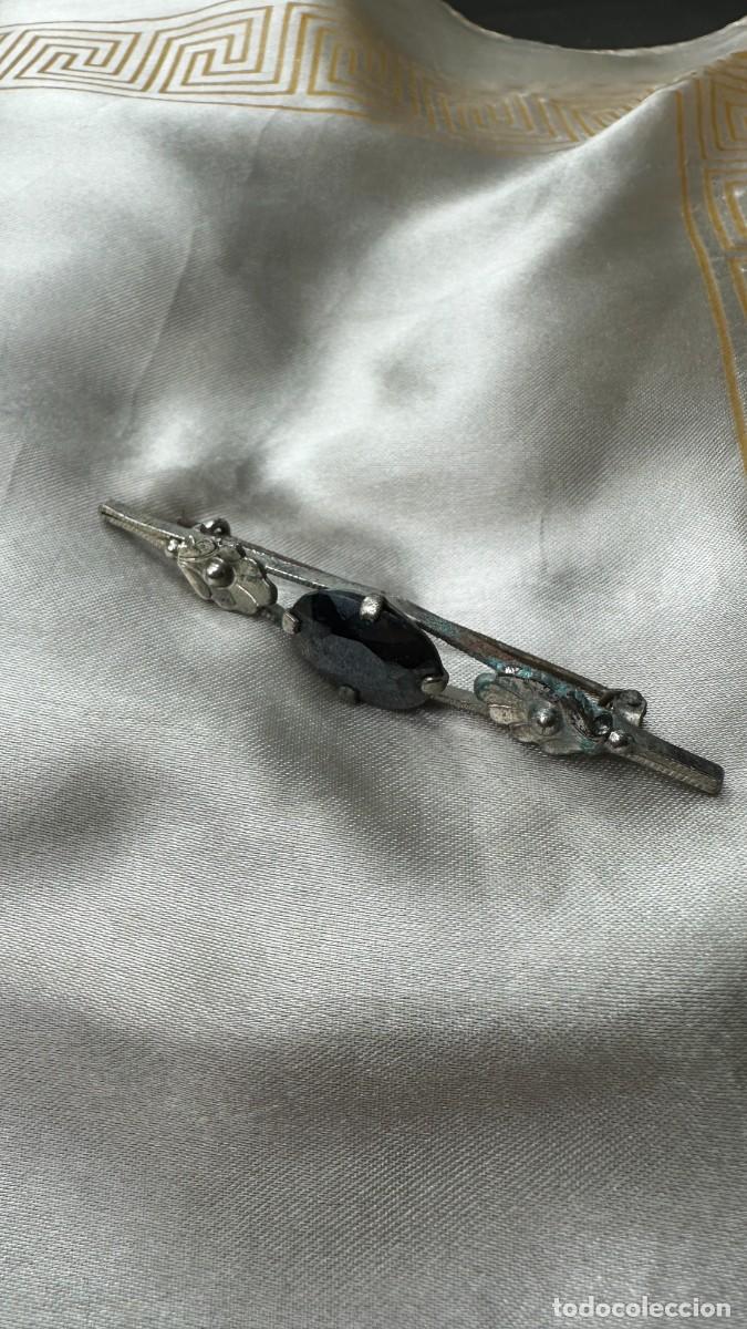 Joyeria: Antigua lanzadera con piedra negra. Broche.