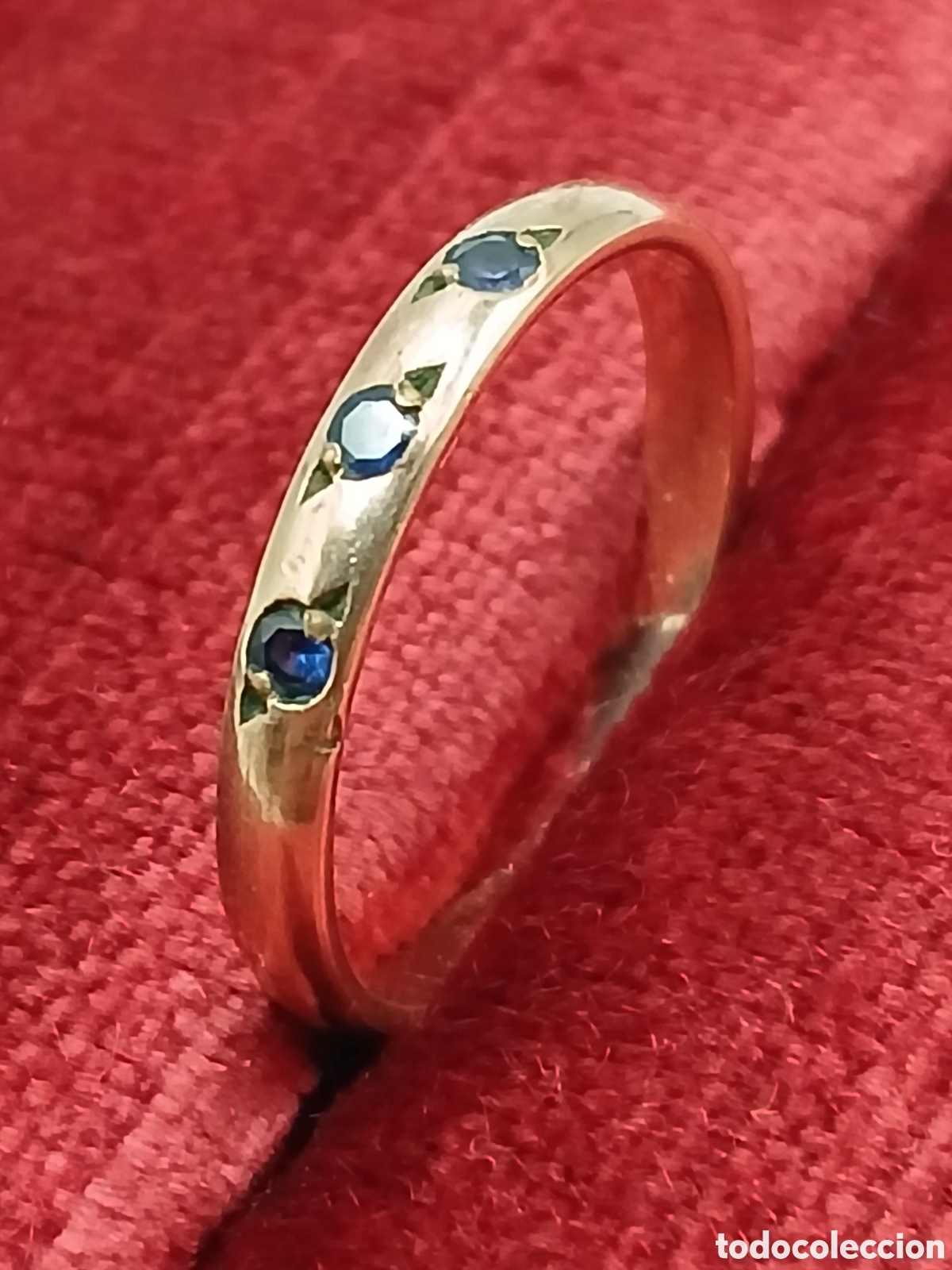 Joyeria: Anillo metal laminado oro y zafiros azul