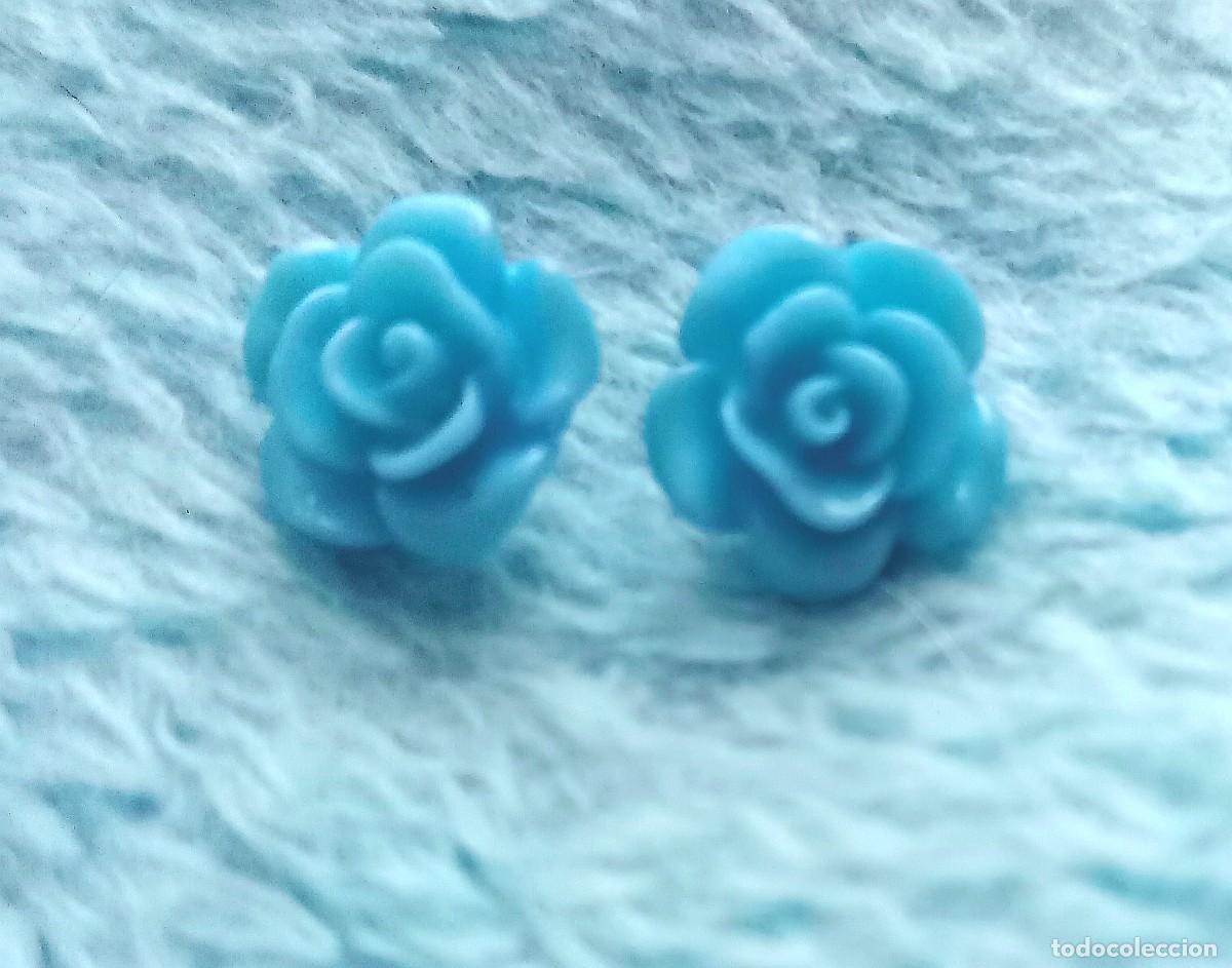 Joyeria: Originales pendientes de bot&oacute;n color plateado flor rosa azul. 1cm di&aacute;m. Muy bonitos