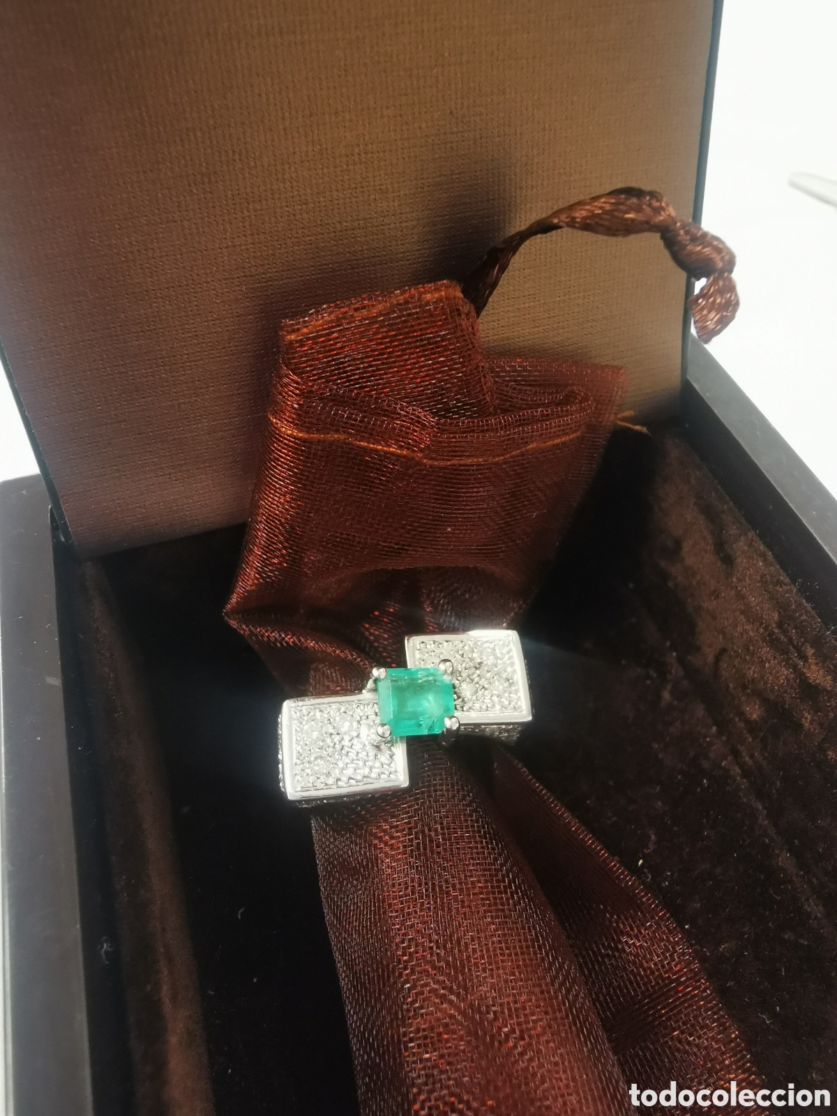 Joyeria: Sortija de oro blanco 1970 brillantes esmeralda peso 9.80 gr