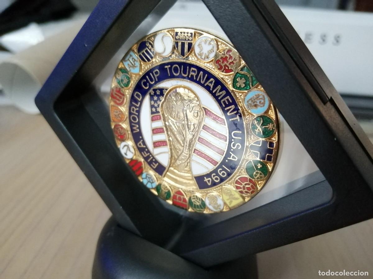 Joyeria: EXPOSITOR CON INSIGNIA 1994 DISTINTIVO DE PECHO GRANDE 5CM MEDALLA FiFA USA FUTBOL ESMALTADA DORADA