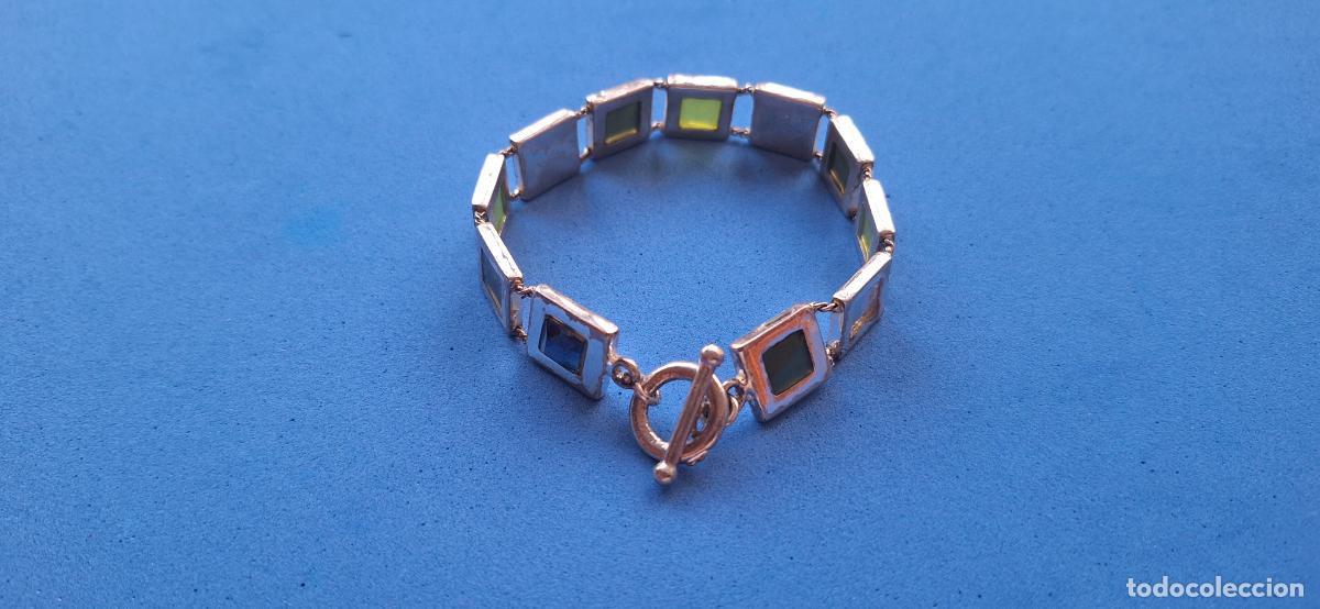 Joyeria: Pulsera plateada con cuentas de circonitas de diferentes colores. Cuentas cuadradas. Cierre