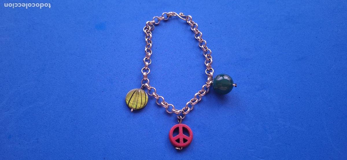 Joyeria: Pulsera doradas con 3 charm de diferentes colores. Simbolo de la paz y el amor. Cierre