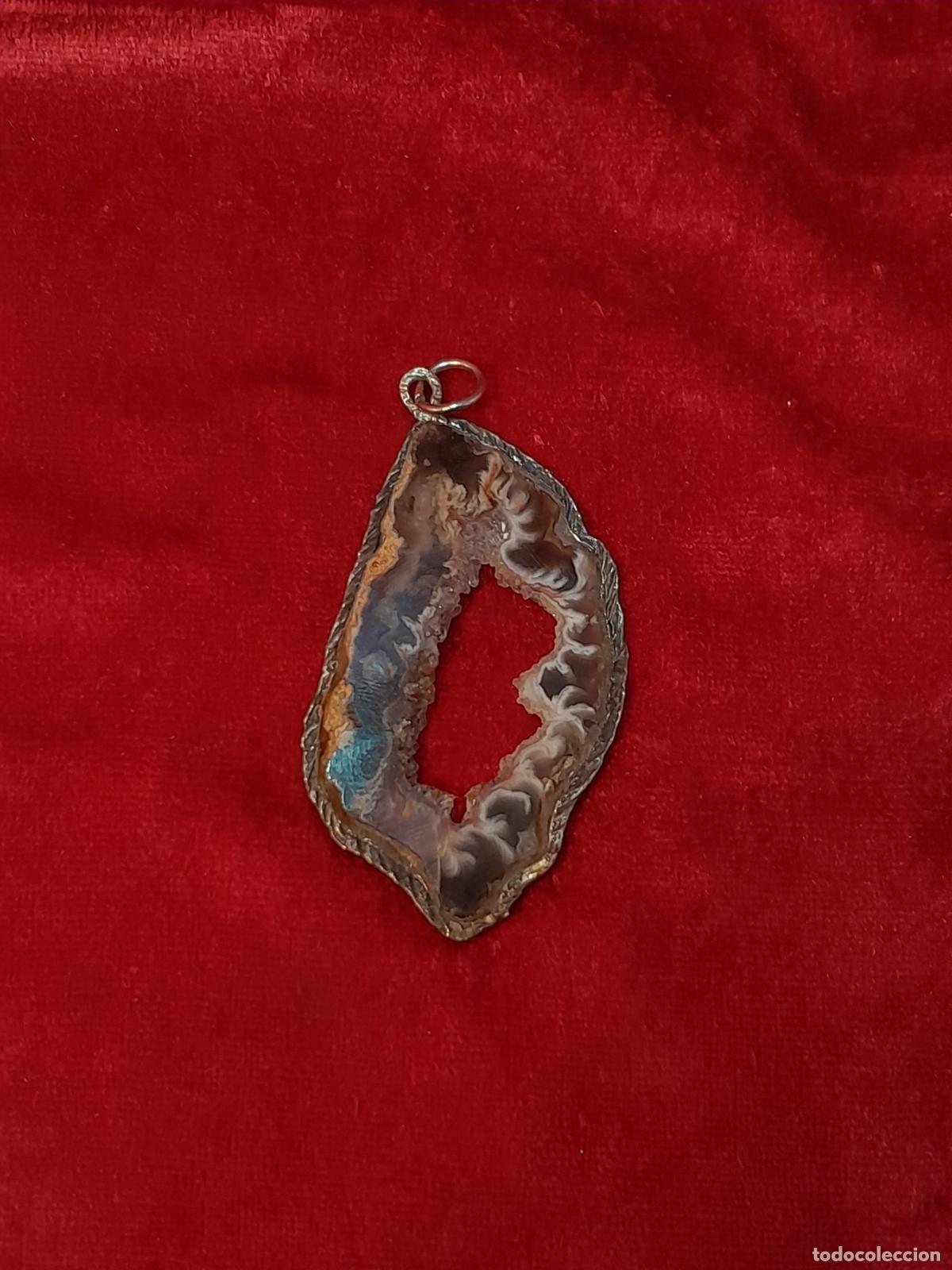 Joyeria: J-4415. COLGANTE DE SECCI&Oacute;N DE &Aacute;GATA GEODA CON MONTURA EN PLATA. FINALES S.XX