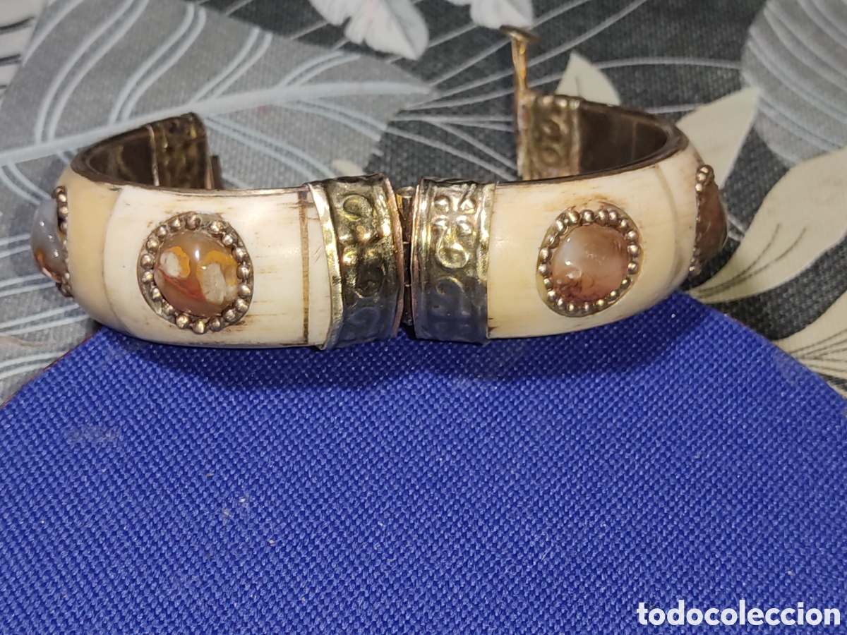 Joyeria: Pulsera de hueso y lat&oacute;n con &aacute;gatas incrustadas.Vintage.